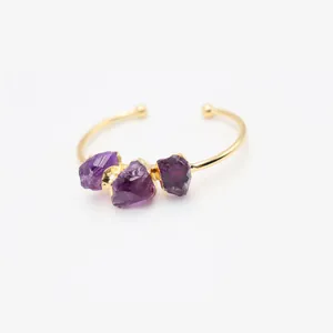 Goldener offener Armreif mit drei natürlichen Amethyst-Rohsteinen im Boho-Stil