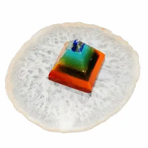 Pirámide de curación de 7 chakras con piedras naturales sobre base de ágata blanca