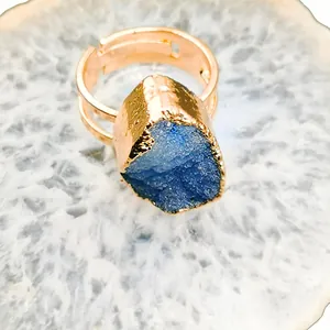 Anillo ajustable chapado en oro bohemio con piedra natural de cristal azul en bruto