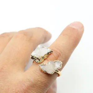 Bague ajustable dorée avec deux pierres naturelles d'agate blanche de forme irrégulière