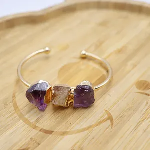 Detalle de brazalete dorado con piedras naturales de citrino amatista y cuarzo amarillo