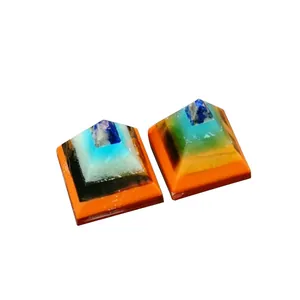 Pirámide de chakra de ágata natural con piedras curativas y capas de resina de colores