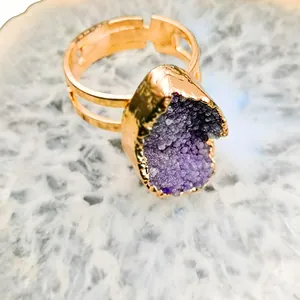 Detalle macro de geoda de cristal púrpura en un anillo ajustable bañado en oro