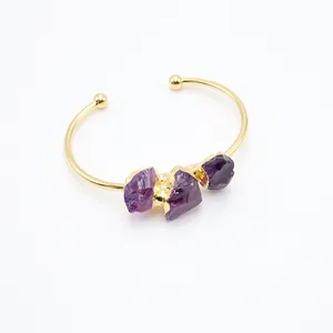 Dettaglio del bracciale in ottone dorato con tre pietre di ametista naturale grezza