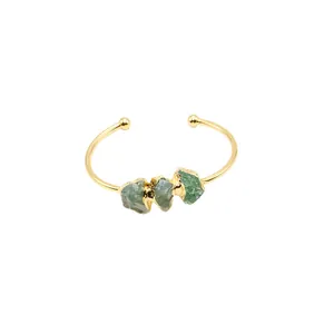 Bracciale placcato oro regolabile con tre cristalli verdi naturali irregolari