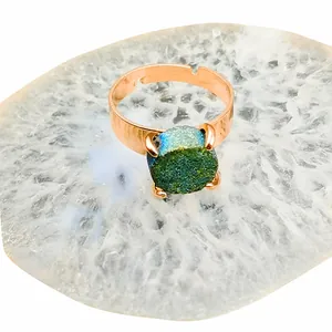 Detaillierte Nahaufnahme von dunkelgrünem Druzy-Achat-Ring mit vergoldetem Vintage-Band