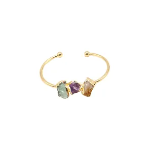 Bracciale rigido regolabile placcato oro con cristalli naturali verdi viola e ambrati