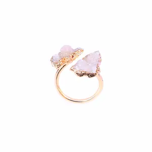 Bague ajustable plaquée or avec deux pierres d'agate druzy roses sur fond blanc