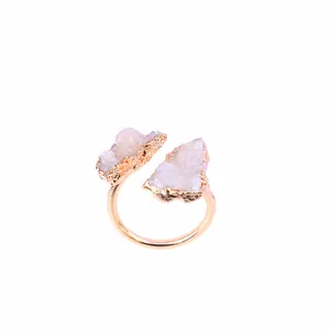Bague en agate naturelle avec géode de cristal blanc irrégulière et monture dorée ouverte
