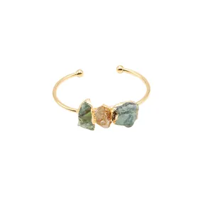 Dettaglio del bracciale in ottone con cristalli naturali grezzi in ambra e verde