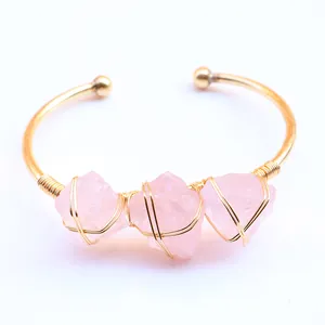 Verstelbare gouden armband met natuurlijke roze kristallen en draadomwikkeling