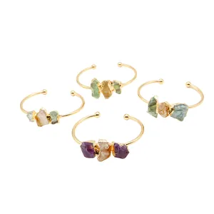 Dettaglio di bracciale regolabile in ottone con pietre naturali di ametista e citrino