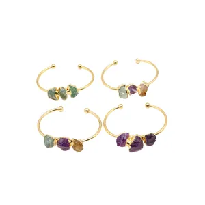 Set di quattro anelli regolabili in ottone dorato con pietre naturali di ametista e fluorite