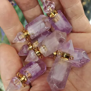 Macro-opname van een zeshoekige paarse kristallen parfumfles hanger met gouden dop