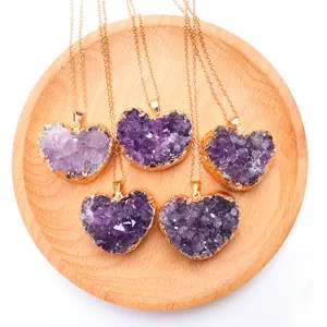 Natuurlijke hartvormige amethist geode hangers aan kettingen met gouden metalen rand
