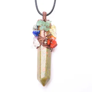 Détail du pendentif colonne en cristal hexagonal enveloppé de fil d'arbre de vie coloré