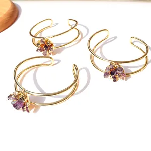Gouden dubbellaagse manchetarmband met natuurlijke amethistcluster in boho-stijl