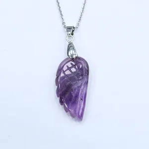 Détail du pendentif en améthyste violette sculptée à la main avec chaîne en argent fin