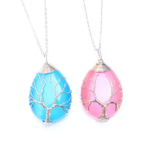 Collier pendentif Arbre de Vie en cristal bleu et rose avec fil argenté tressé