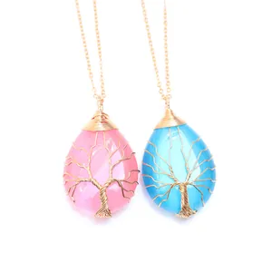 Collier artisanal Arbre de Vie avec pendentif goutte en pierre œil de chat rose et bleu