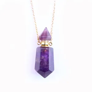 Detail van de zeshoekige paarse amethist parfumfles hanger met een gouden metalen ketting