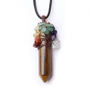 Détail du pendentif Arbre de Vie avec fil de cuivre torsadé et cristal oeil de tigre