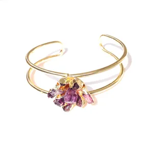 Gouden dubbelijnige open armband met een cluster van natuurlijke amethist kristallen