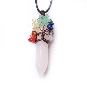 Détail du pendentif hexagonal en quartz rose avec arbre de vie fait main en fil de cuivre