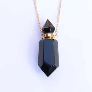 Macro-opname van de gepolijste obsidiaan parfumfles hanger met gouden ketting