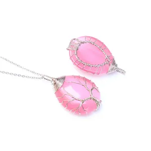 Détail du pendentif arbre de vie fait main en cristal rose avec fil d'argent tressé