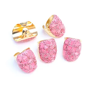 Fünfteiliges Set goldplattierte offene Ringe mit rosa Rosenquarz und Kristallen