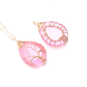 Détail du collier arbre de vie en pierre œil de chat rose avec fil doré et chaîne fine