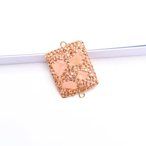 Dettaglio connettore in agata champagne con strass e anelli d'oro per gioielli fai-da-te