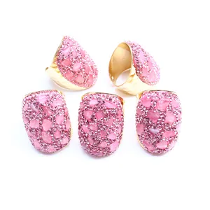 5-teiliges Set goldener Statement-Ringe mit rosa Quarzkristallen und Strassbesatz