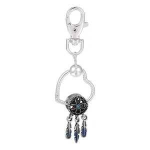 Porte-clés attrape-rêves argenté avec cadre en cœur, cristal bleu et pendentifs plumes