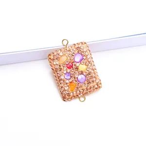 Dettaglio macro del connettore rettangolare bohémien con pietre colorate e strass luccicanti