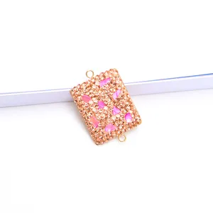 Dettaglio del connettore dorato con pietre rosa frantumate e strass color champagne