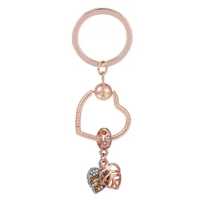 Porte-clés rose dorée avec anneau en forme de cœur et pendentif en cristal étincelant