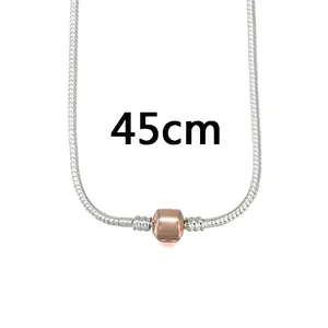 Détail macro de la chaîne serpent en argent avec poinçon S925 et fermoir rose de 45 cm