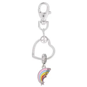 Porte-clés cœur arc-en-ciel plaqué argent avec strass colorés et pendentif étoile sur fond blanc