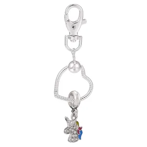 Porte-clés licorne en argent avec cadre en cœur arc-en-ciel et pendentif cristal