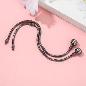 Ensemble de bracelets chaîne serpent 3mm gunmetal pour perles DIY sur fond rose élégant