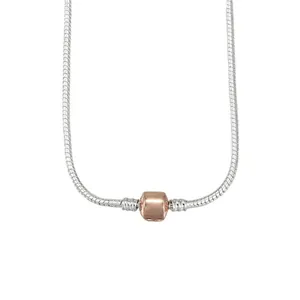 Collier chaîne serpent argentée avec fermoir barillet or rose et gravure S925