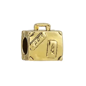 Vue détaillée du charm valise doré avec gravure Paris Tour Eiffel pour bracelet DIY