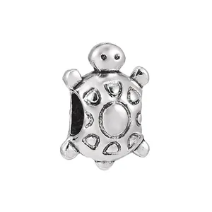 Gros plan de breloque tortue argentée avec motifs de carapace pour bracelets DIY