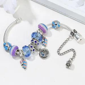 Pulsera plateada con dije de conejo de dibujos animados y cuentas azules para mujer