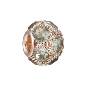 Détail de la perle charm en or rose avec cristaux pavés et centre creux pour bijoux