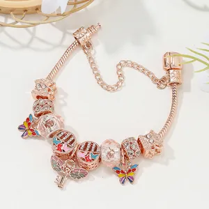 Roségoldfarbenes Charm-Armband mit bunten Schmetterlingsperlen und Schlüsselanhänger am Band