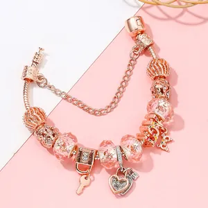 Roségoldenes Schlangenarmband mit rosa Kristallperlen und Herz-Schlüssel-Anhängern