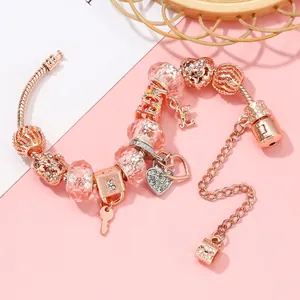 Roségoldenes Schlangenarmband mit rosa Glasperlen und Herz-Schlüssel-Anhängern